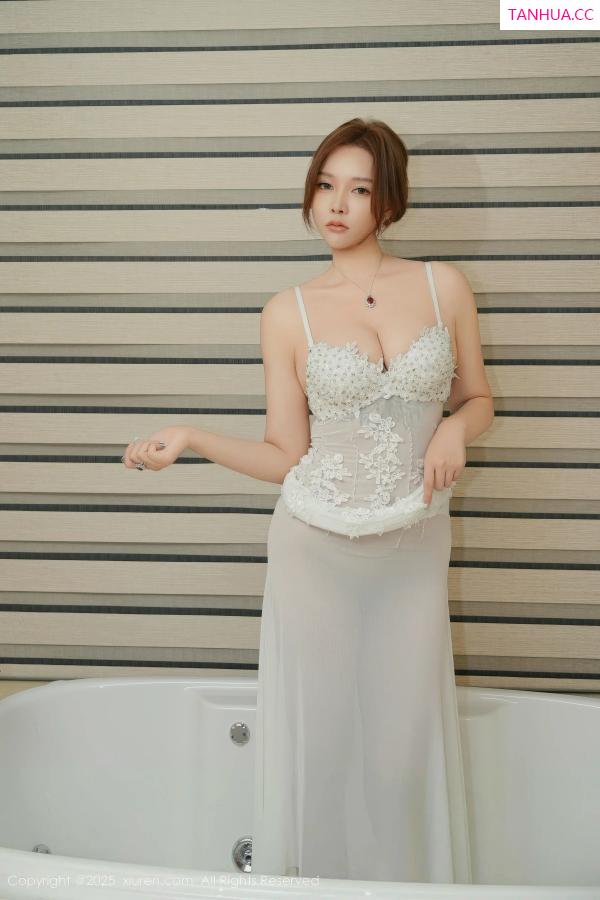 小娜比  [XiuRen]高清写真图 2025.11.13 No.10981 娜比 吊带长裙第28张图片